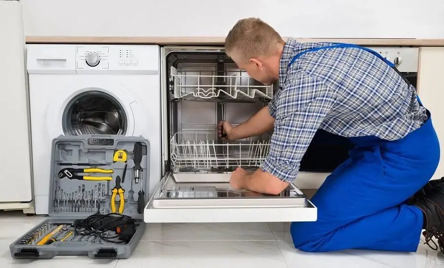 Dikili Luxell servisi teknisyen ekibi beyaz eşya tamiri yaparken
